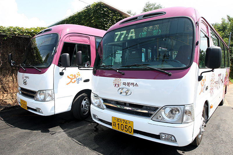 따복버스는 대중교통 여건이 취약한 지역주민을 위한 교통복지정책으로 지난해 8월부터 시범 운행을 시작해 현재 파주, 시흥, 김포, 포천, 가평 등 5개 시·군 6개 노선에 13대가 운행 중이다.