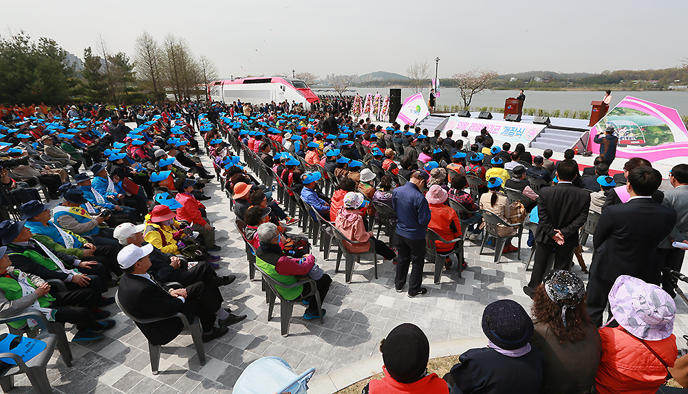 개장식 행사는 식전 행사공연을 시작으로 개장선언 및 경과보고, 내빈 기념사와 축사, 테이프커팅 및 레일바이크 시승 순으로 진행됐다.