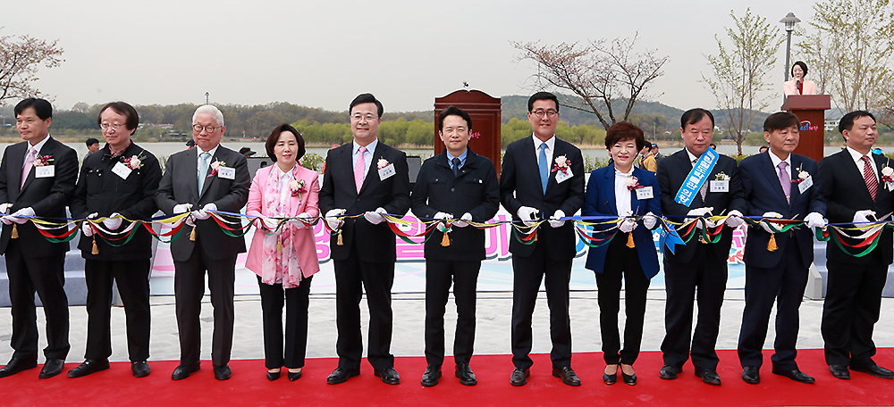 의왕시는 왕송호수 레일바이크를 22일까지 무료 시범운영한 뒤, 23일부터 연중무휴로 정식 운영할 계획이다.