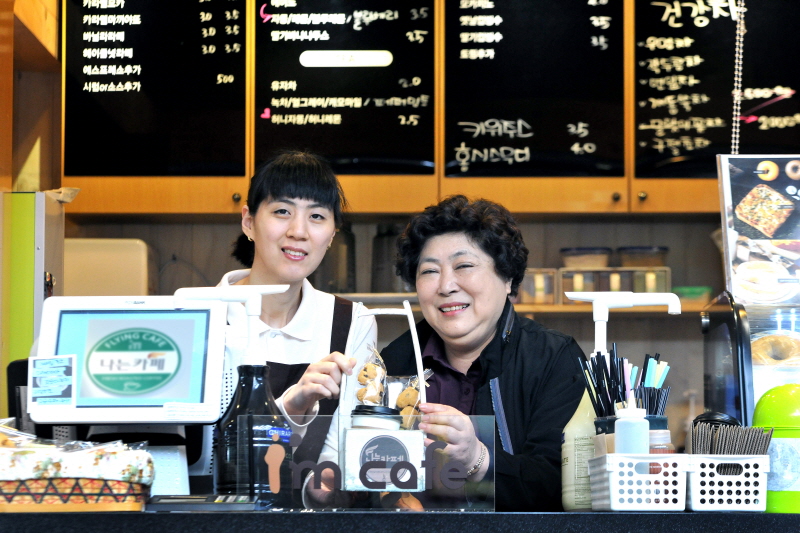 딸 김지윤 씨와 어머니 이경자 씨가 구리시청 ‘나는 카페’에서 포즈를 취하고 있다.