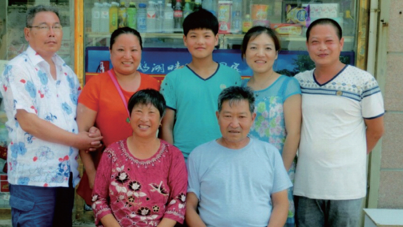 왕 씨 가족은 지난해 6월 29일 중국행 비행기에 올랐다. 15년 만에 마주한 부모님 앞에서 그녀는 왈칵 눈물을 쏟아냈다.