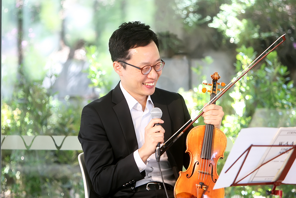 4일 오전 수원 화서동 ‘굿모닝하우스’의 ‘굿모닝카페’에서 열린 <공감-클래식을 만나다> 브런치 콘서트에서 바이올린 연주가 김광훈 씨가 ‘현악 4중주’에 대해 설명하고 있다.