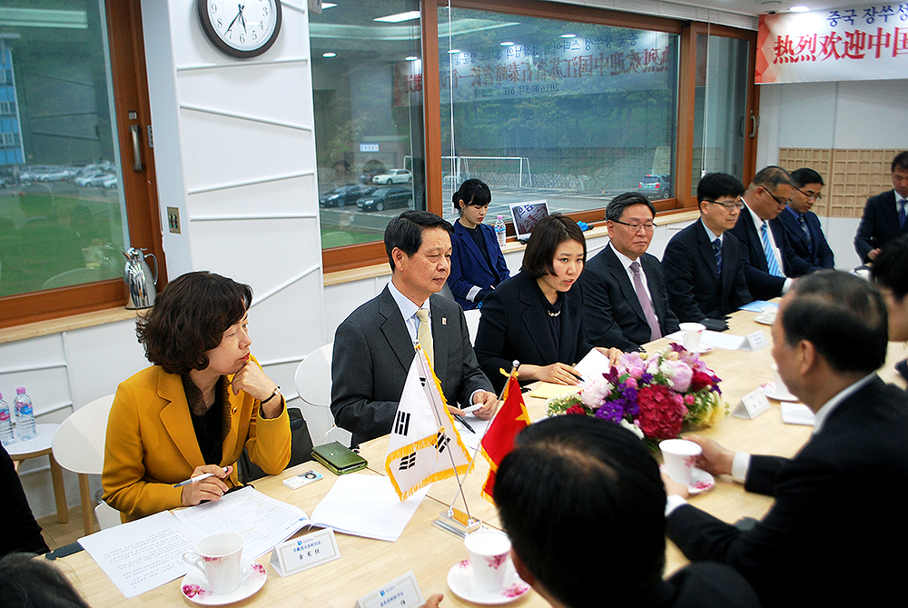 이날 양 부지사는 “최근 한중 FTA 발효로 지역 차원의 교류 확대가 중요해졌다”면서 “앞으로 양국 경제의 핵심인 경기도와 장쑤성이 판교제로시티 차이나비즈니스센터와 스타트업캠퍼스를 중심으로 협력을 확대하고, 양국 간 창업 및 비즈니스 활성화에 앞장서자”고 말했다.