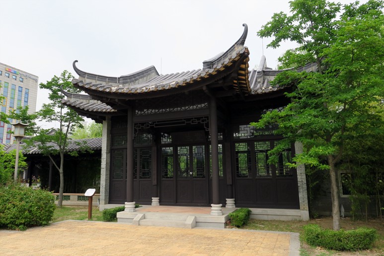 경기도 수원에 있는 중국 전통정원, 효원공원에 위치한 월화원