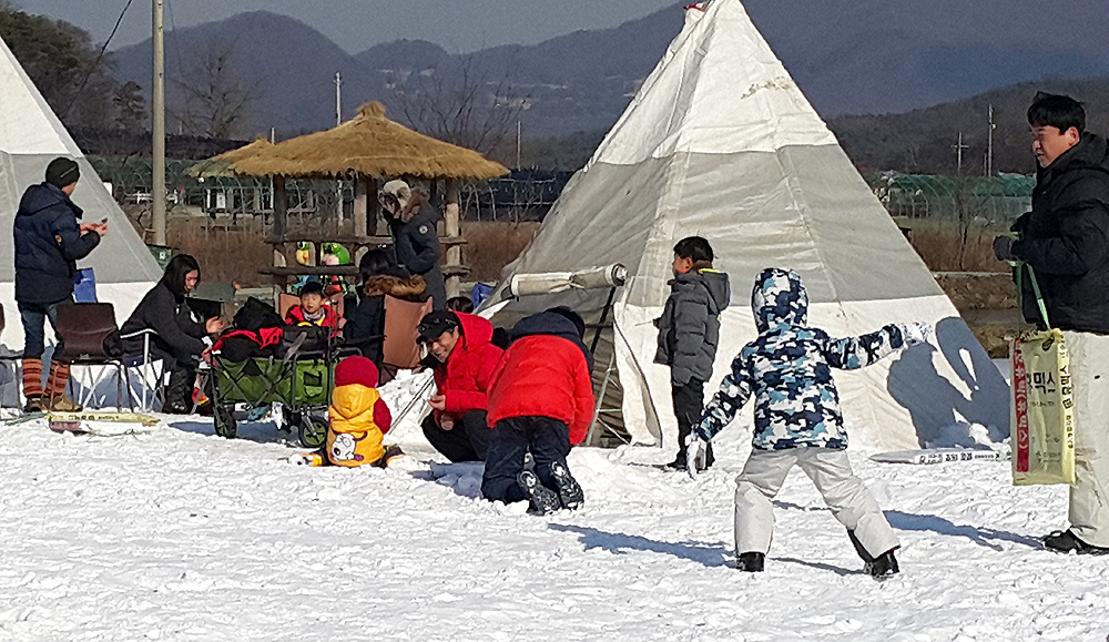 눈썰매장으로 변신한 내동마을의 겨울 풍경