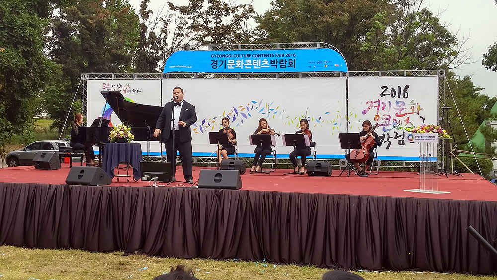 30일 열린 개회식에서 세계적인 성악가 폴 포츠가 축하공연을 하고 있다.