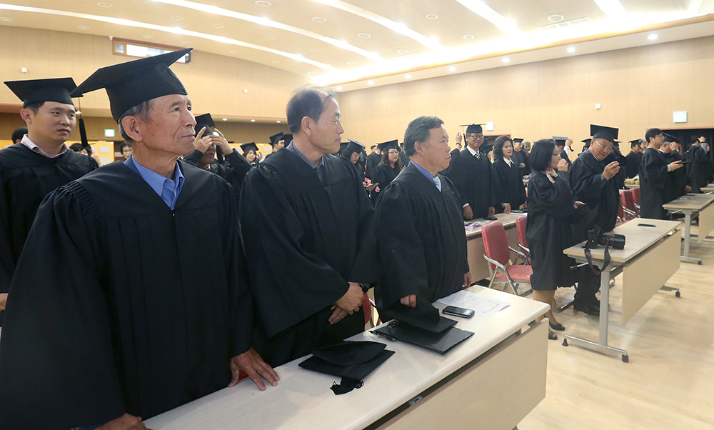 제6기 경기농업대학 졸업식이 27일 오전 9시 경기도농업기술원 농업과학교육관에서 열렸다.