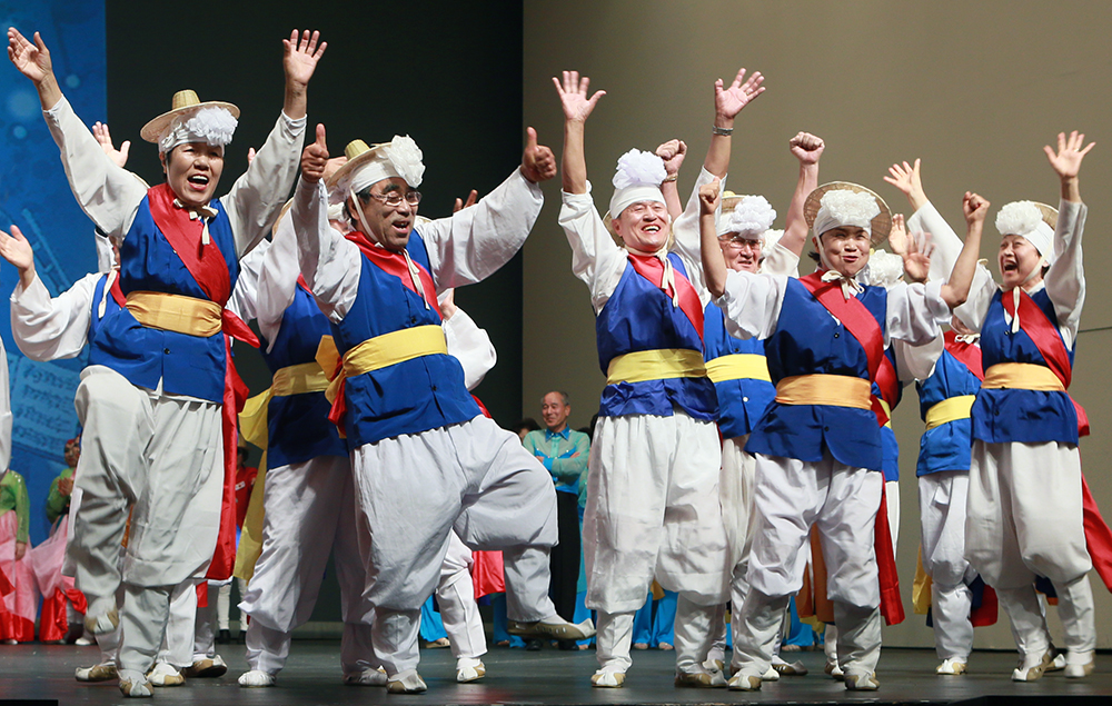 이날 ‘9988 톡톡쇼’ 본선 오디션에서는 마지막 순서로 공연한 포천시노인복지관의 실버농악단이 영예의 대상을 수상했다. 