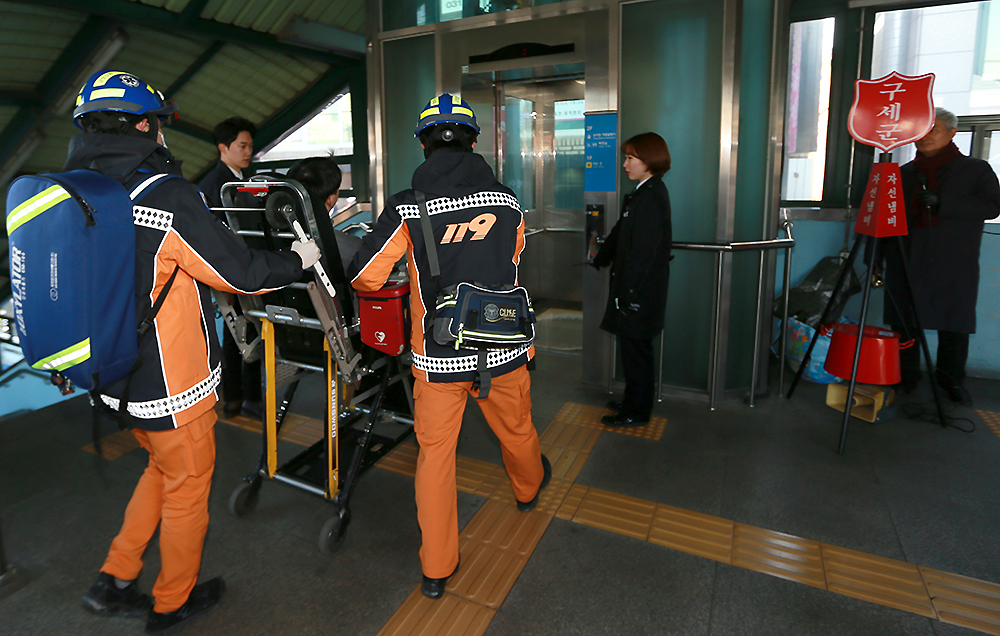 역내 엘리베이터를 통해 5번 출구에 도착한 대원들은 근처에서 대기하고 있던 구급차에 환자를 옮겨 병원으로 이송했다.