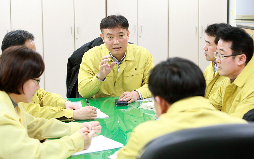 이날 김성식 동물방역위생과장이 AI재난안전대책본부 근무자들과 함께 회의를 진행하고 있다.