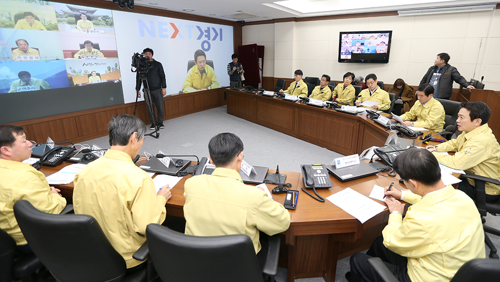 경기도는 23일 오전 10사 30분 도청 신관 1층 AI재난대책안전본부에서 긴급방역영상회의를 개최했다.
