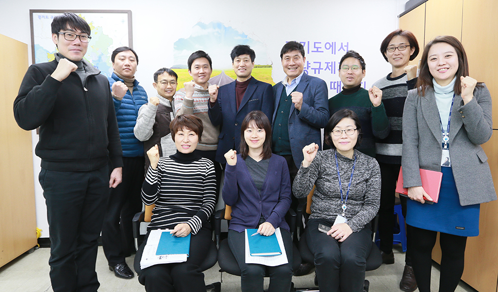 경기도 규제개혁추진단 직원들이 파이팅을 외치고 있다.