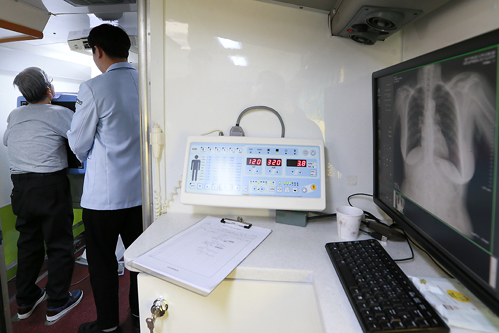 체험관에는 이동검진차량이 배치돼 무료 흉부X-선 촬영과 호흡기 전문의 영상판독, 건강 상담 등이 이뤄졌다. 한 시민이 무료 X-선 검진을 받고 있다.