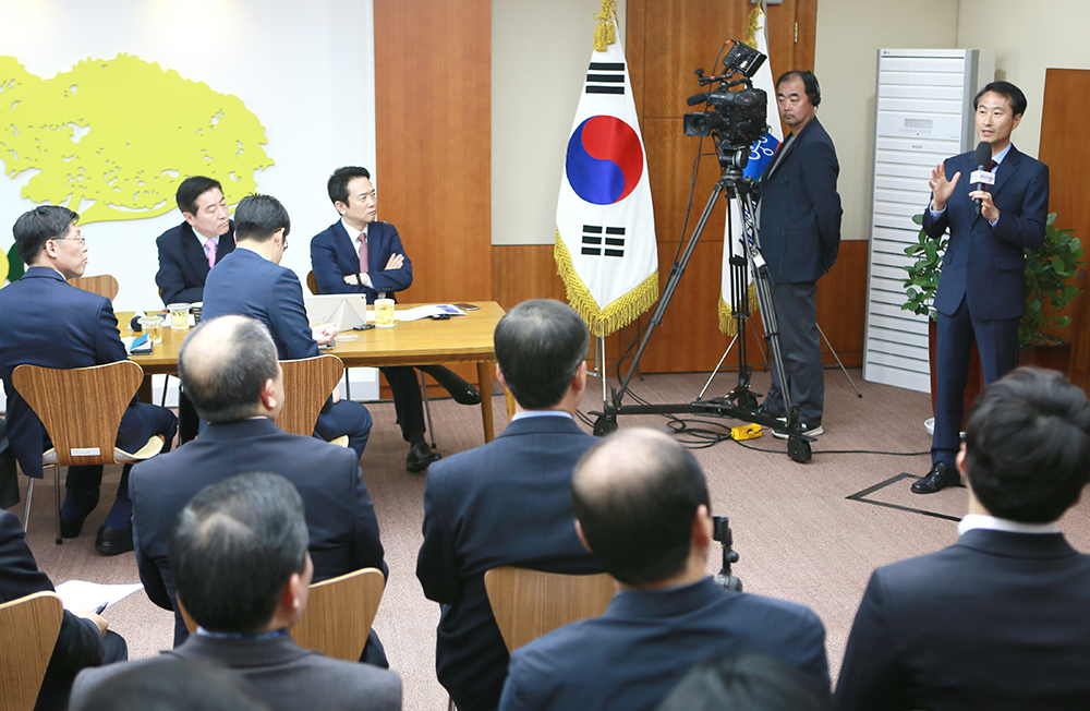 21일 오전 경기도청 북부청사 집무실에서 열린 주간정책회의가 열리고 있다.