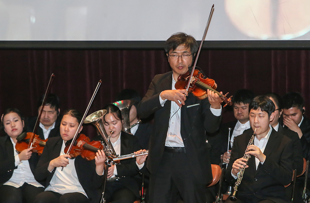 이날 한빛 오케스트라의 김종훈(47) 악장은 파가니니의 바이올린 협주곡 제2번 제3악장 ‘La Campanella’를 완벽히 표현해 관중을 압도했다.