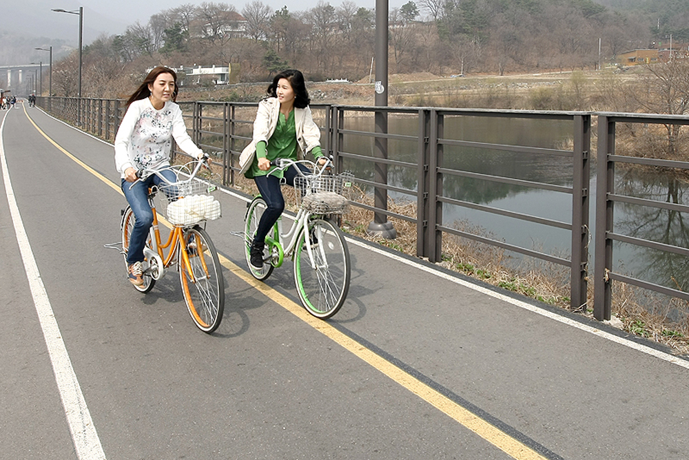 자전거는 근거리 관광지 사이를 오가는 효율적인 이동수단이고, 환경을 보호하며 느긋하게 풍경을 즐길 수 있는 특별한 여행방법이다. 무엇보다 이용하는 것만으로 건강에 도움이 된다. 