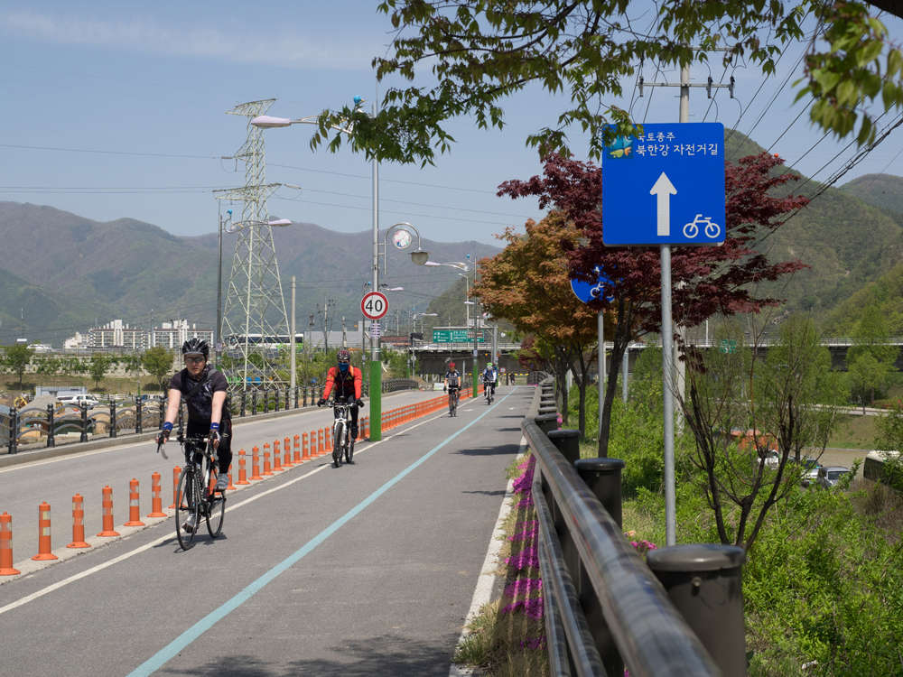남양주의 남한강·북한강 자전거길은 비교적 평이한 코스로 수려한 풍경을 자랑한다. 경의중앙선 팔당역과 운길산역 등 전철을 이용한 접근성도 좋다.