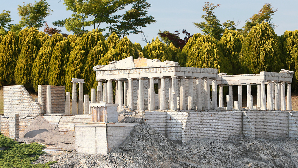 그리스 아테네의 아크로폴리스(Acropolis, Athens)와 그곳의 기념물은 고전주의의 정신과 문명의 보편성을 상징하며, 고대 그리스가 세계에 남긴 가장 위대한 건축과 예술의 복합체로서 칭송받고 있다.