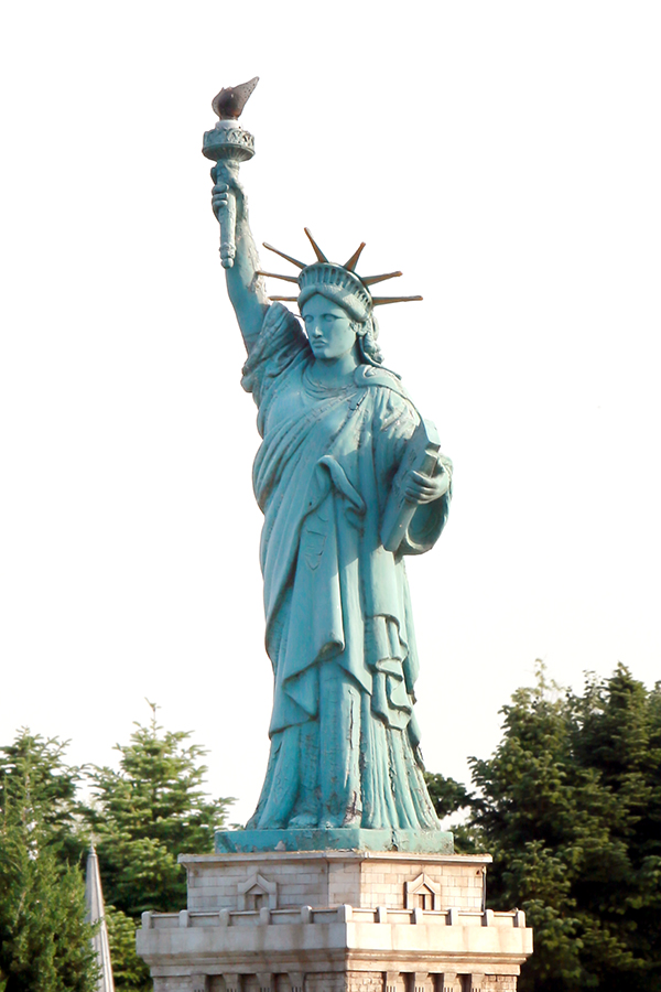 미국 뉴욕항으로 들어오는 허드슨강 입구의 리버티섬(Liberty Island)에 세워진 ‘자유의 여신상’은 프랑스가 1886년 미국 독립 100주년을 기념해 선물한 것이다.