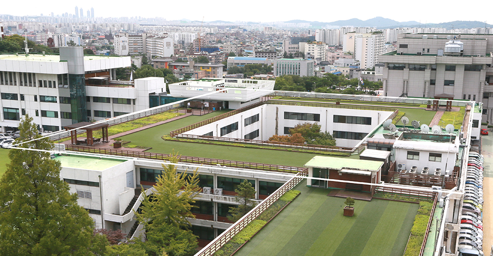 경기도청사 구관은 한국 1세대 현대 건축가로 활동했던 김희춘(1915~1993)과 나상진(1923~1973)의 공동 설계 작품으로 미음(ㅁ)자형 평면 구조를 통해 건물 안에 정원을 두는 구조를 도입했다.
