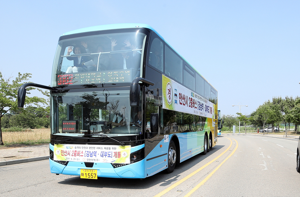경기도 2층버스는 입석으로 인한 승객 안전문제 해결 등을 위해 지난 2015년 10월 전국 최초로 도입됐다.