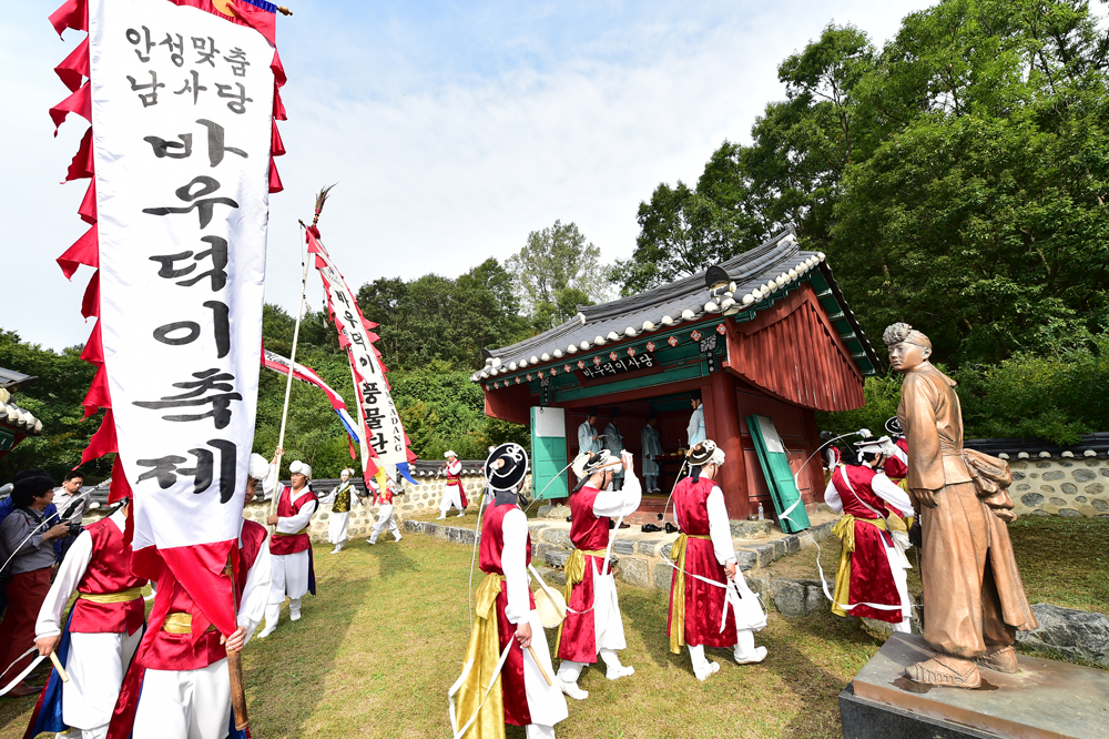 2017 바우덕이 축제는 9월 27일 바우덕이 추모제와 길놀이퍼레이드를 시작으로 28일부터 안성맞춤랜드에서 열린다. 