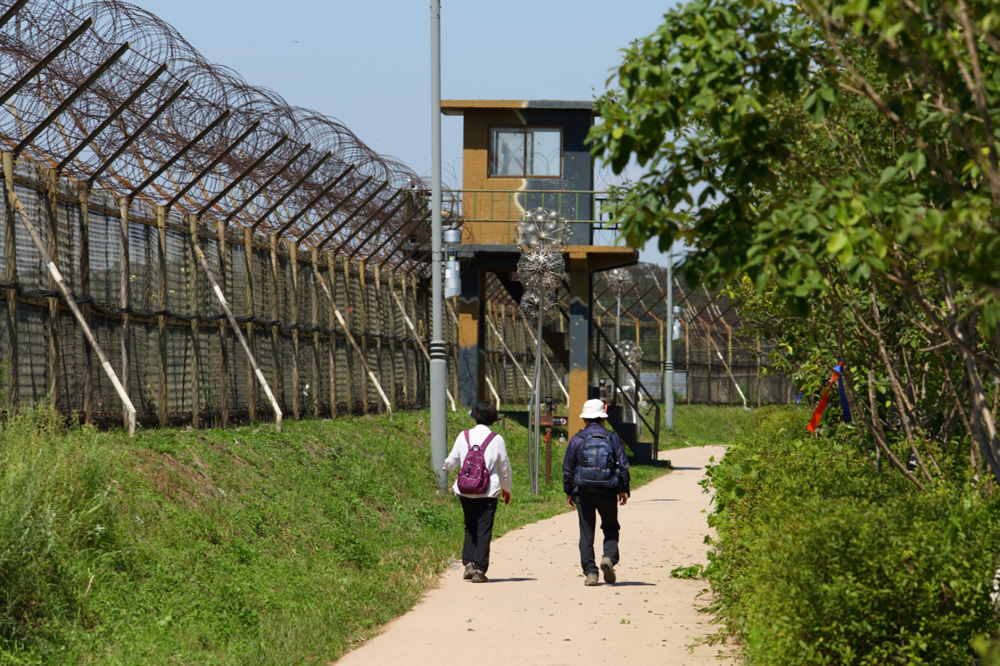 DMZ 접경지역을 걸으며 평화를 기원하는 길 ‘평화누리길 1코스 염하강 철책길’.