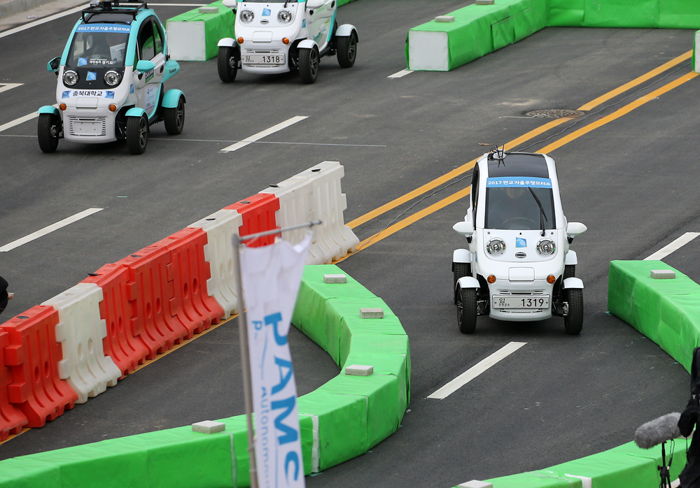 남경필 경기도지사가 탄 전기자동차와 자율주행차량이 대결을 펼치고 있다.