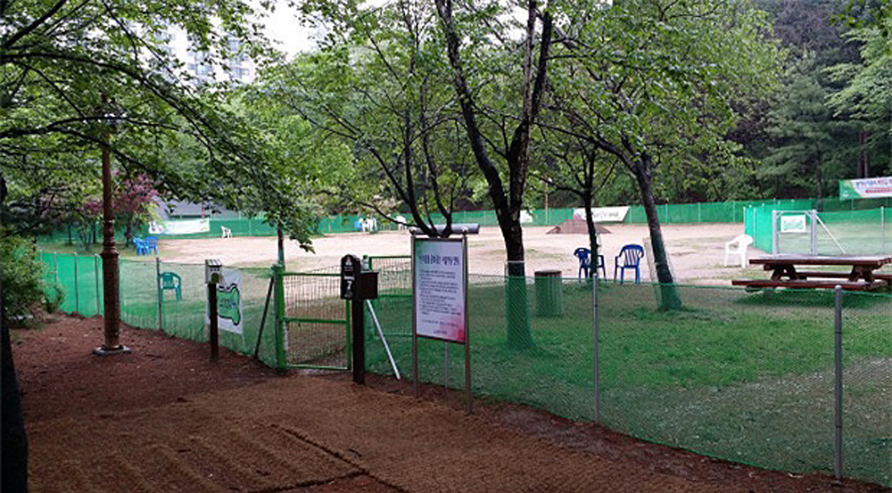 성남시 반려견 놀이터 중 중앙공원 놀이터의 모습.