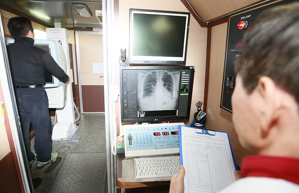 체험관에는 이동검진차량이 배치돼 무료 흉부X-선 촬영과 호흡기 전문의 영상판독, 건강 상담 등이 이뤄졌다. 한 시민이 무료 X-선 검진을 받고 있다. 