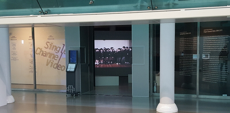 경기도미술관 1층 프로젝트 갤러리에서 ‘싱글채널 비디오’가 상영되고 있다.