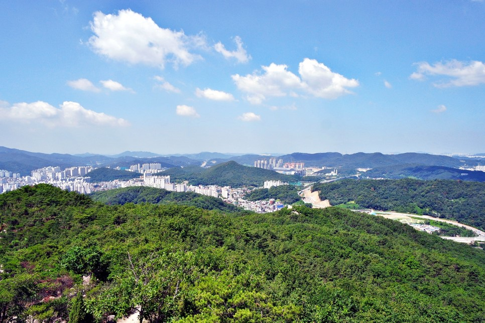 수도권 등산 `삼성산`… 가볍게 올라 멋진 조망과 기암을 즐길 수 있는 경기 명산