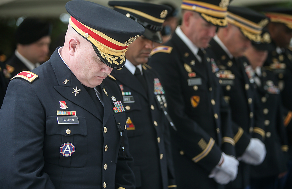 이날 추도식에 참석한 미군 관계자들이 전몰장병들의 넋을 기리며 묵념을 하고 있다.