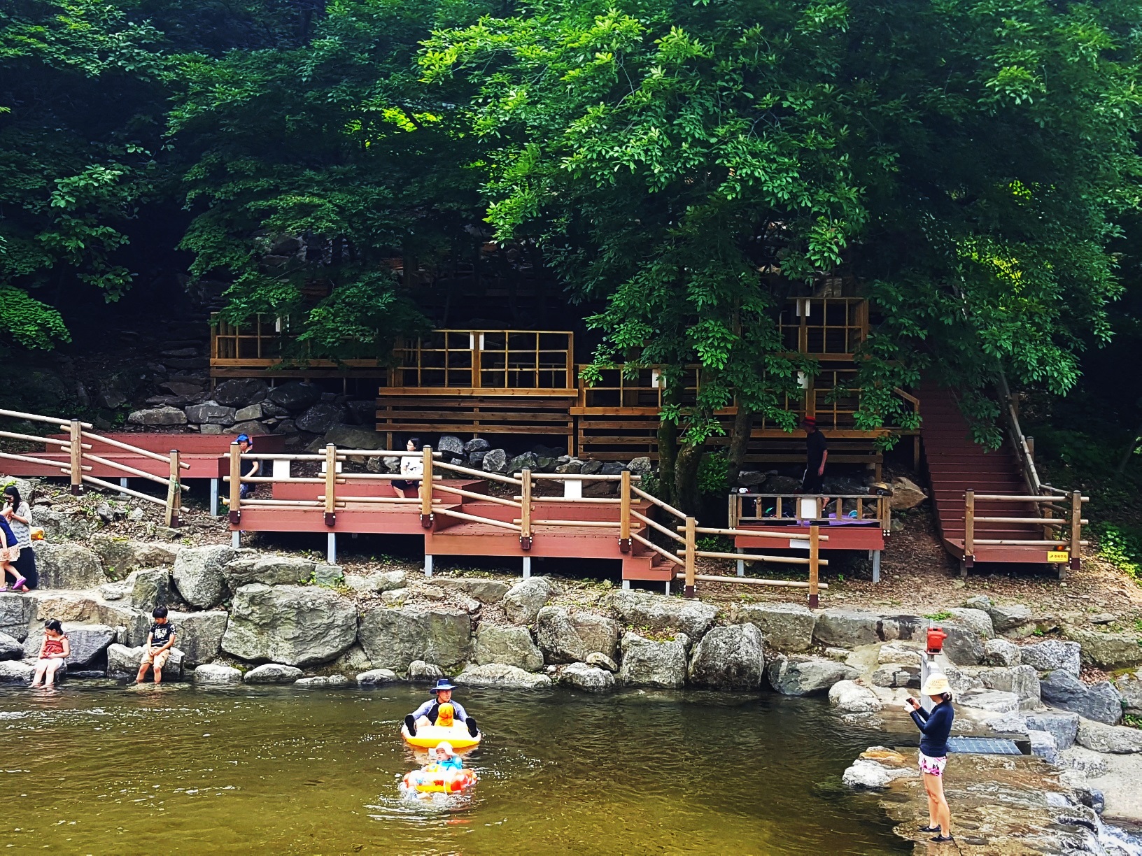 경기도 산림환경연구소는 여름 휴가철을 맞아 오는 7월 13일부터 8월 24일까지 남양주 수동면 소재 축령산자연휴양림 내 야외 물놀이장을 운영한다.