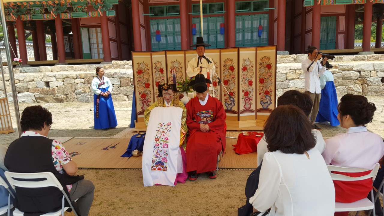 경기도남한산성세계유산센터는 주말을 이용해 가족이 함께할 수 있는 다양한 행사와 체험프로그램을 마련했다. 남한산성에서 치러지는 전통혼례 모습.