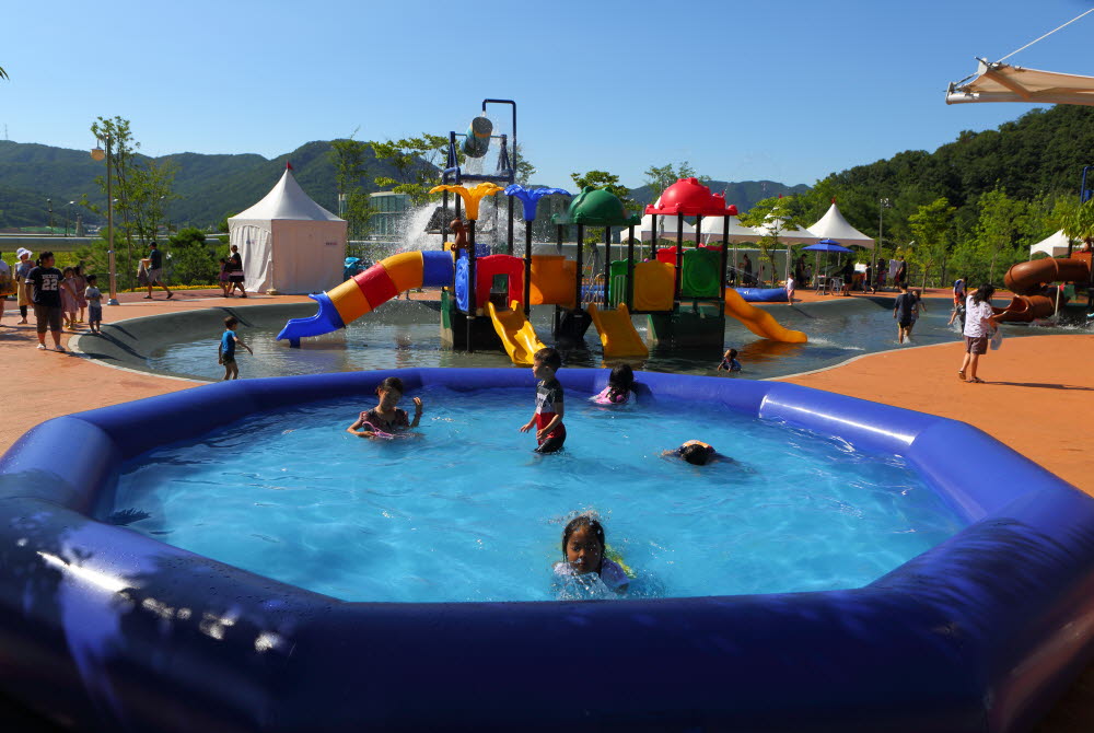 동두천 소요산어린이공원 물놀이장은 쾌적한 물놀이를 위해 매일 물을 교체하고 자주 청소해 청결하게 유지한다.
