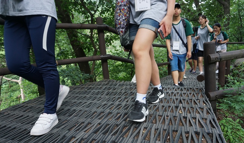 청소년기자들이 북한산 등산로를 따라 중흥사로 향하고 있다.