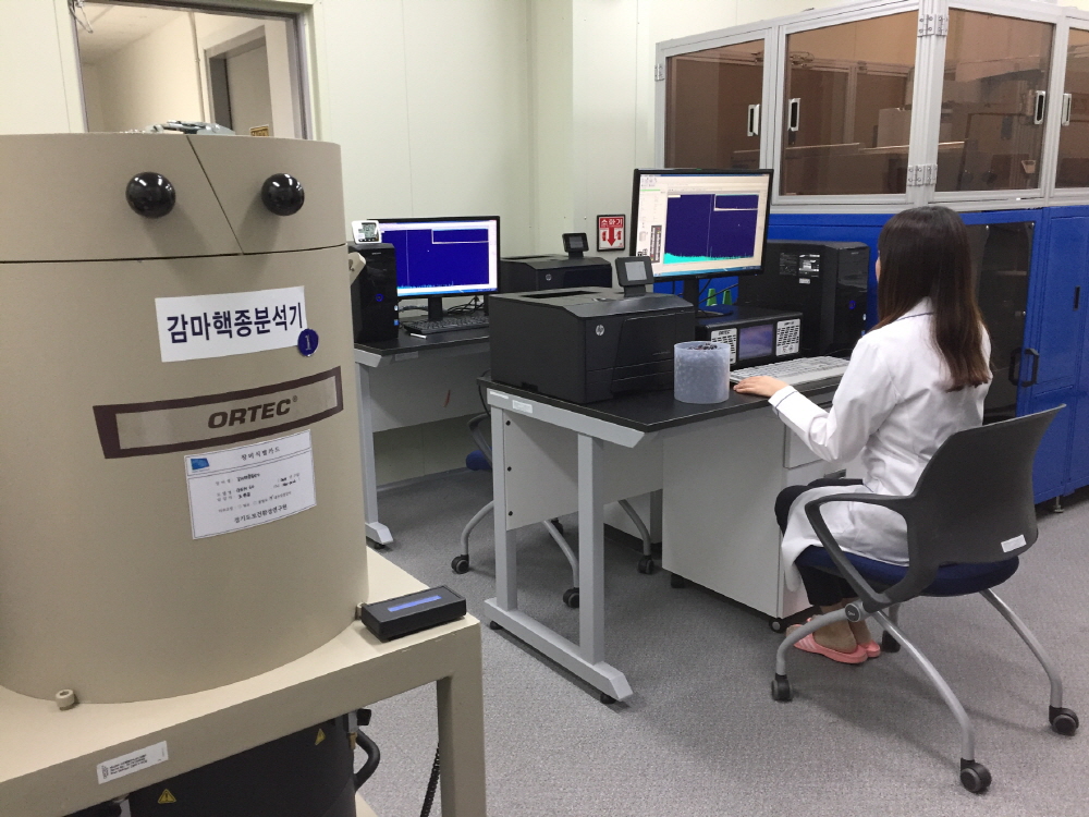 감마핵종분석기를 이용한 식품방사능 분석 모습.
