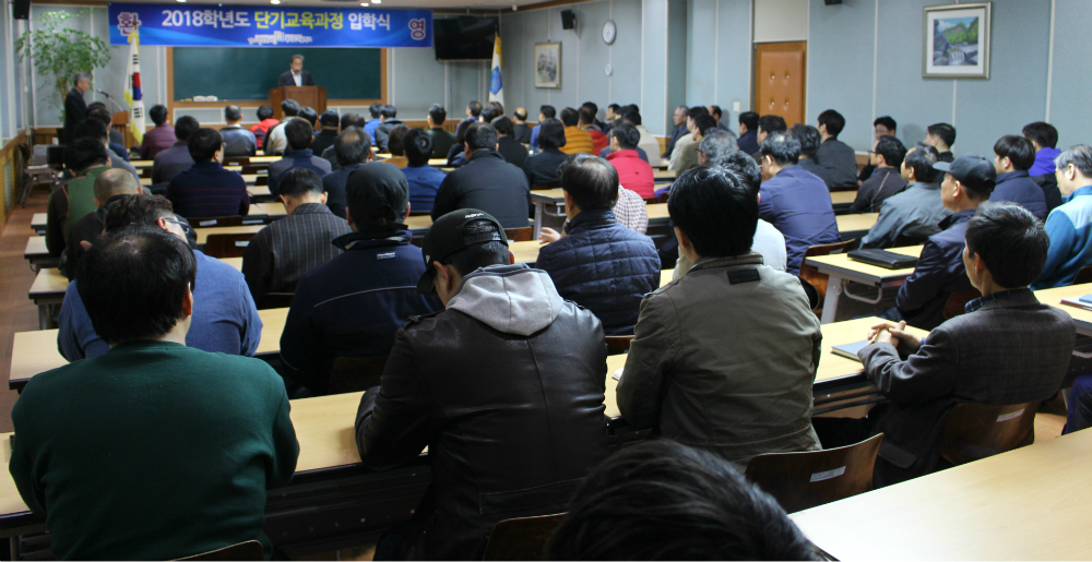 경기도일자리재단은 ‘경기도기술학교 하반기 단기과정’ 모집이 4:1의 높은 경쟁률을 기록하며 마감됐다고 29일 밝혔다. 상반기 단기과정 입학식 자료사진.