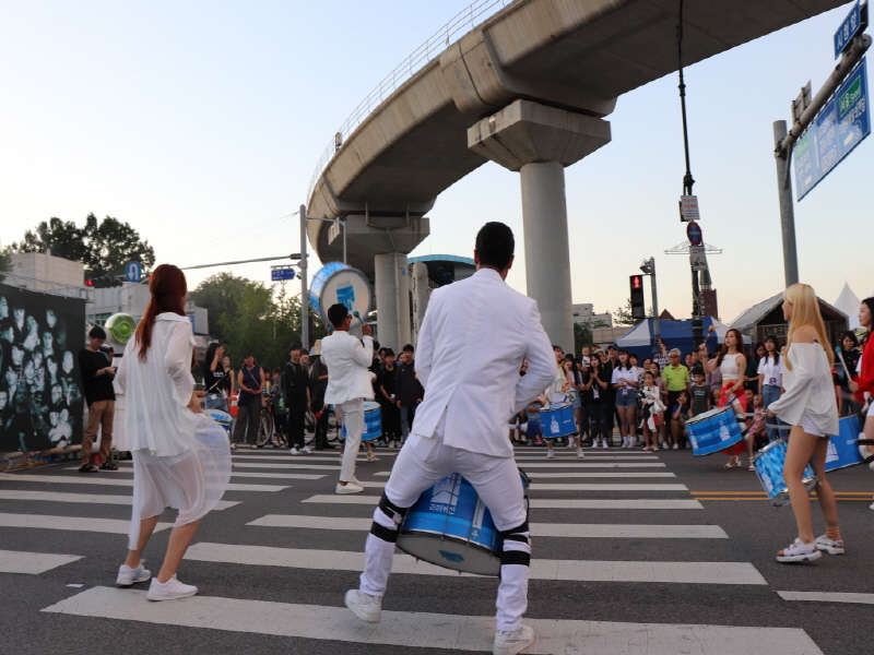 BMF의 메인 공연은 브라질 타악그룹 ‘라퍼커션’의 퍼레이드 공연으로 시작했다. 사람들에게 생소한 브라질 음악이지만, 특유의 박자로 공감을 얻으며 흥겨운 첫 무대를 장식했다. 익숙한 라틴 음악이 나오고 연주가가 악기를 들어 퍼포먼스를 보이자 관객은 박수와 함성을 보냈다.