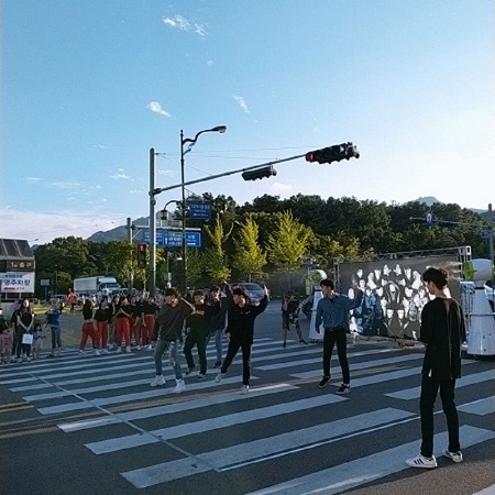 의정부 시청 앞 잔디광장 주변에서 진행된 댄스 공연. 의정부 지역의 여러 학교에서 참가한 중·고등학생들이 멋진 댄스 공연을 보여주었다.