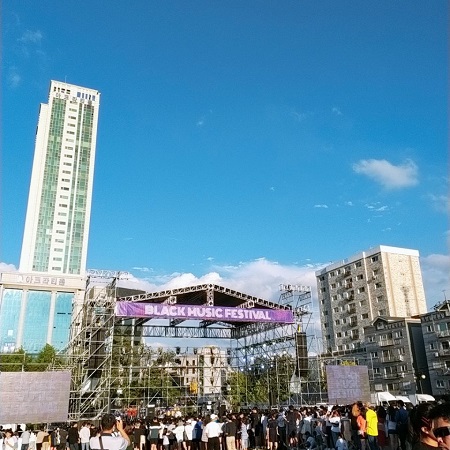 공연 시작 전 무대 모습. 공연장에 입장한 2000여 명의 사람들이 공연을 기다리고 있다.