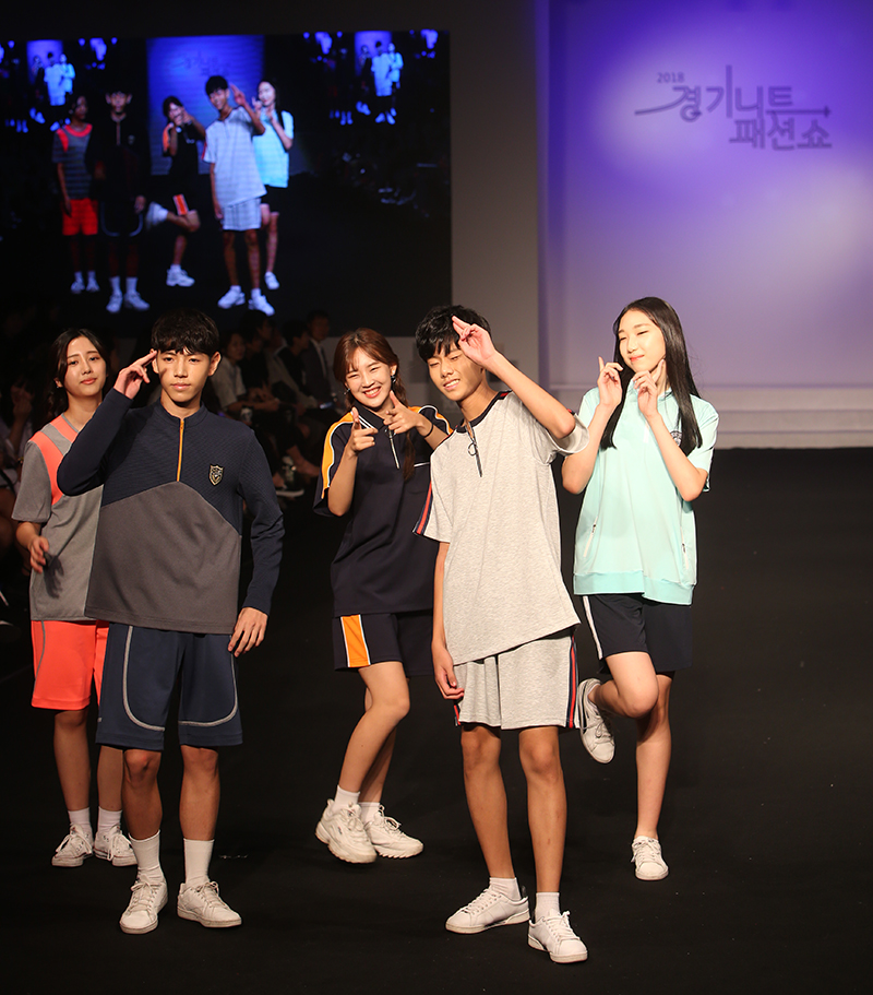 ‘착한교복 패션쇼’는 도내 중·고등학생을 모델로 선발해 요즘 트렌드와 디자인을 반영한 ‘2018 착한교복’ 36벌을 선보여 인기를 끌었다.