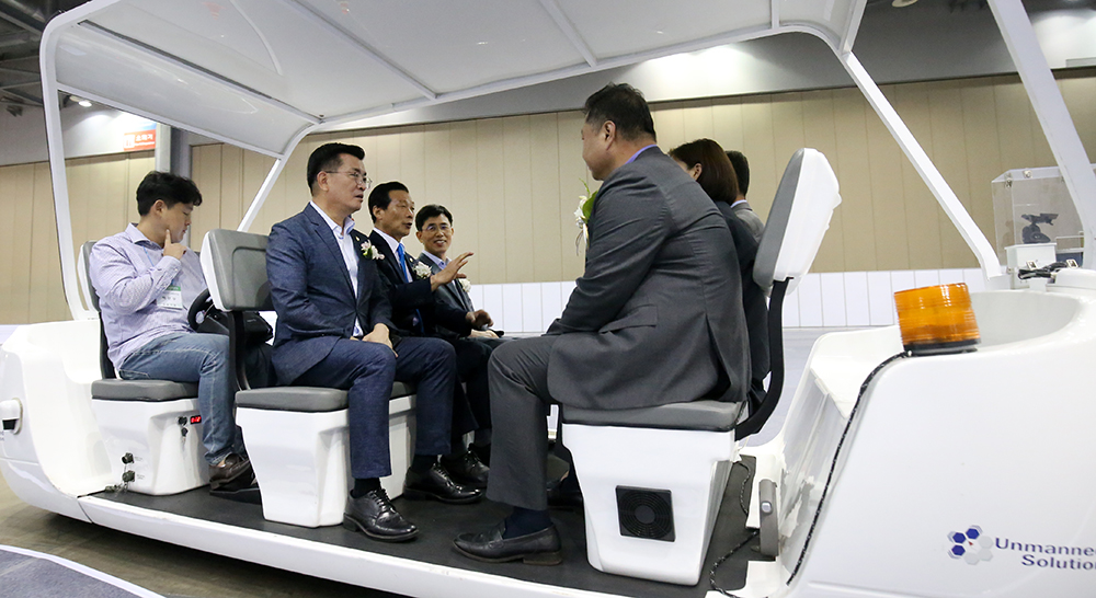 김진흥 부지사를 비롯한 참석인사들이 자율주행차 체험을 하고 있다.
