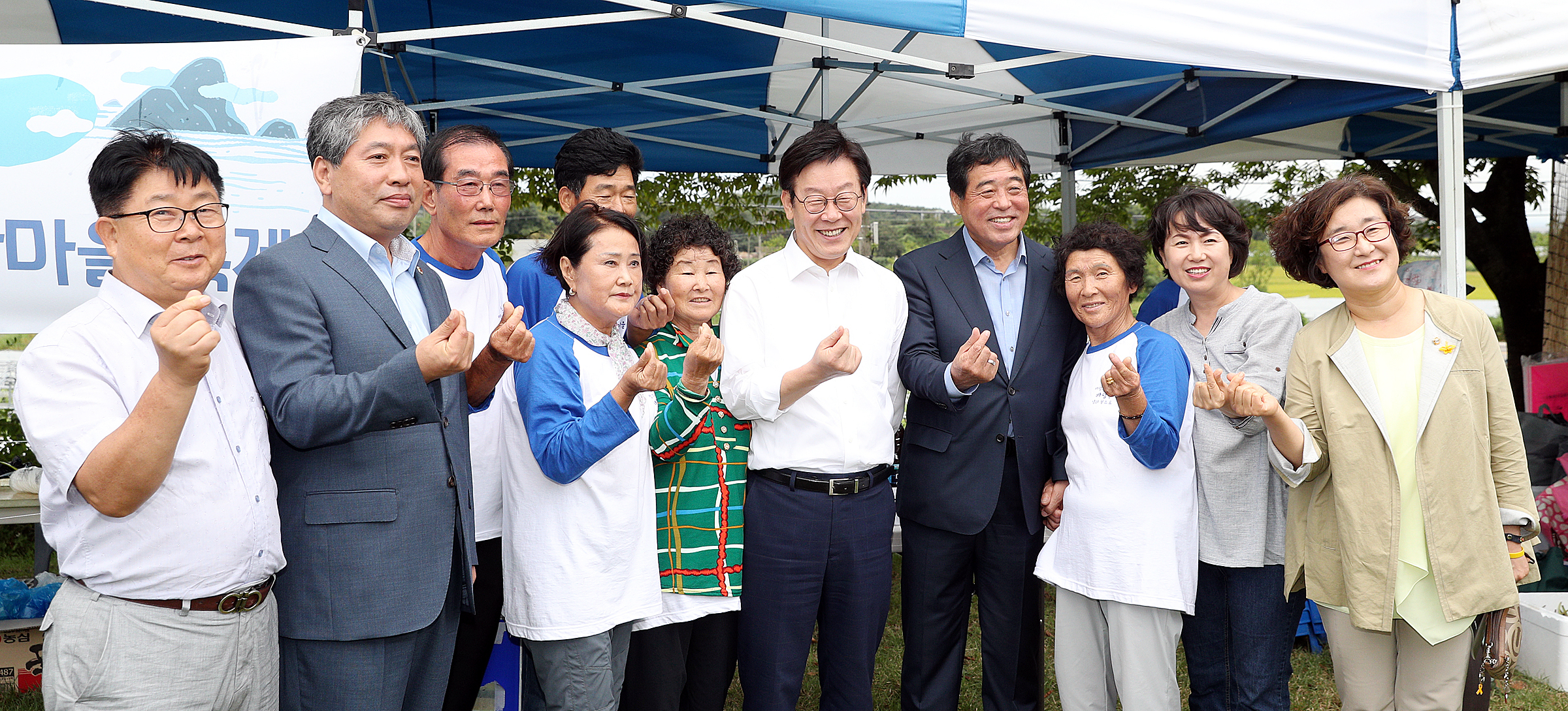  ‘제11회 마을만들기 전국대회’ 부대행사가 진행된 경기창작센터 잔디운동장에서 이재명 지사(가운데)와 송한준 도의회 의장(왼쪽 두 번째), 윤화섭 안산시장(오른쪽 네 번째) 등 참석인사들이 전국마을공동체 회원들과 기념사진을 찍고 있다.