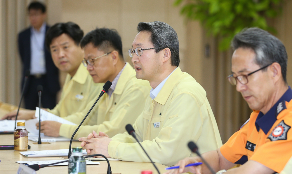 이날 김희겸 경기도 행정1부지사는 이날 “2015년 메르스 발생 당시 대한민국 경제가 흔들릴 정도로 피해가 심각했다”면서 “아직 경기도에는 전파가 되지 않았지만 확산 가능성을 염두에 두고 도와 시군이 관련 정보를 공유하며 철저히 대비해야 한다”고 강조했다.