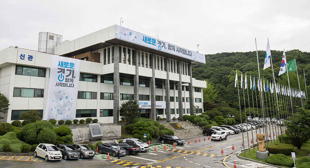 경기도가 과천 택지개발사업 정보공개와 관련해 추가 입장을 밝히고 10일 실시하는 국토부 감사에 성실하게 응하겠다고 말했다.