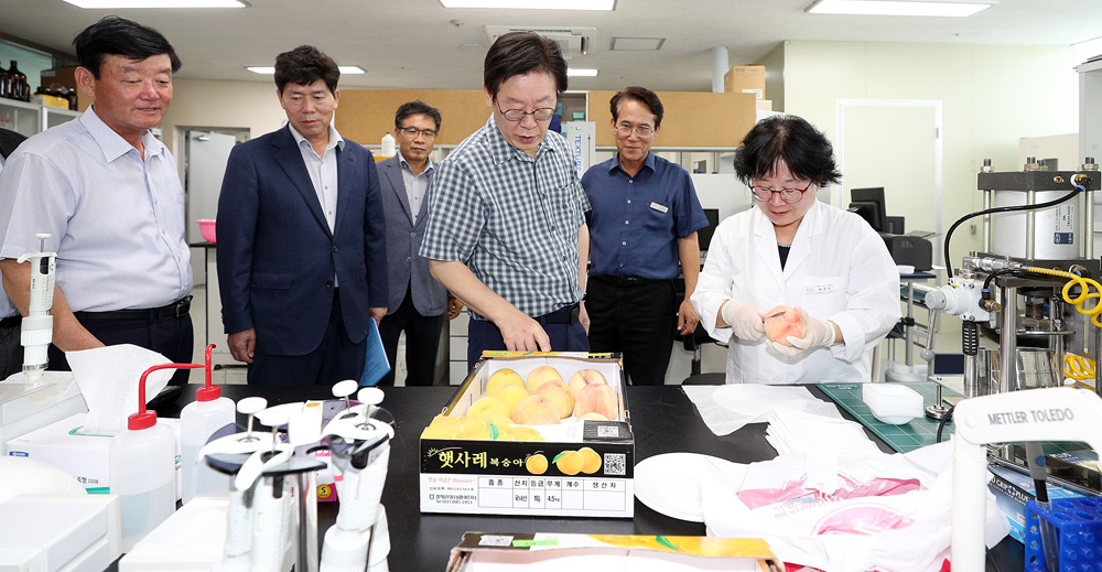 경기도는 지난 6일 ‘경기도 먹거리 기본권 보장 조례안’을 경기도 홈페이지와 경기도보를 통해 입법예고했다. 사진은 지난 5일 ‘경기도 우리 아이 건강과일 확대 방안 간담회’ 참석차 경기동부과수농협 장호원 본소를 찾은 이재명 경기도지사가 시설을 둘러보는 모습.