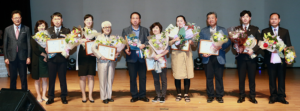 13일 수원 장안구민회관 한누리아트홀에서 열린 2018 생명사랑 기념행사 영라이프 콘서트에서 자살예방 유공자 표창 후 신낭현 경기도 보건복지국장과 유공자들이 기념촬영을 하고 있다.