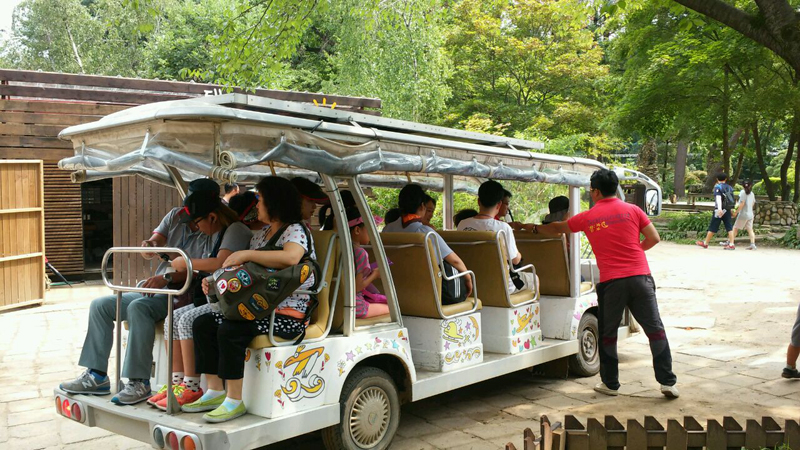 경기도와 경기도노인종합상담센터는 14일 가평군 남이섬에서 노인돌봄기본서비스 종사자와 응급관리요원 등 80명을 대상으로 힐링워크숍 ‘산책 休’를 개최했다. 자료사진.